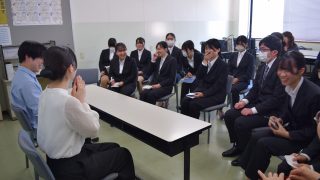 \ 卒業生による座談会 /